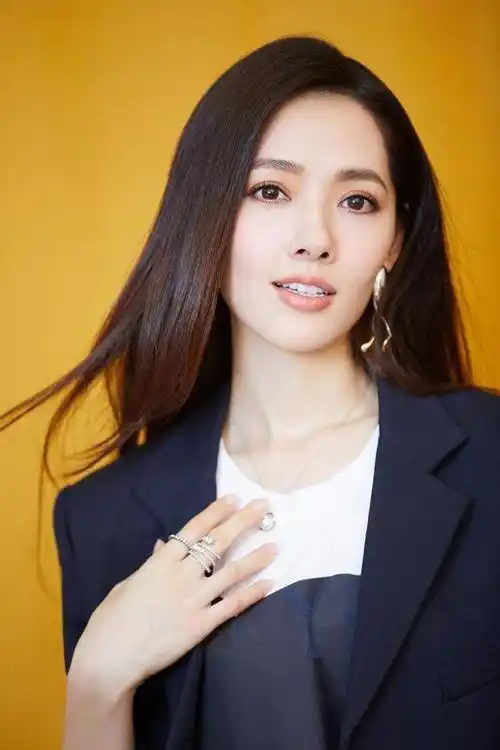 郭碧婷这次剪对发型了,齐耳短发扎半丸子头,优雅女人变邻家姐姐_气质