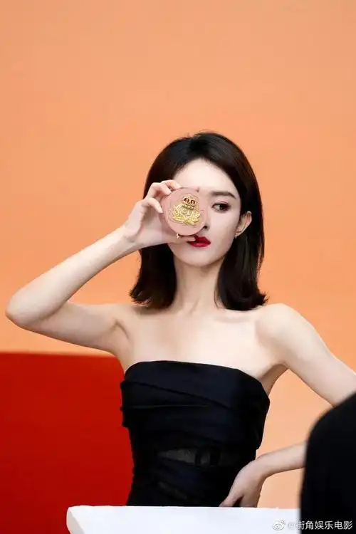 赵丽颖×cl花絮照,黑色抹胸连体裤装,齐肩短发,红唇