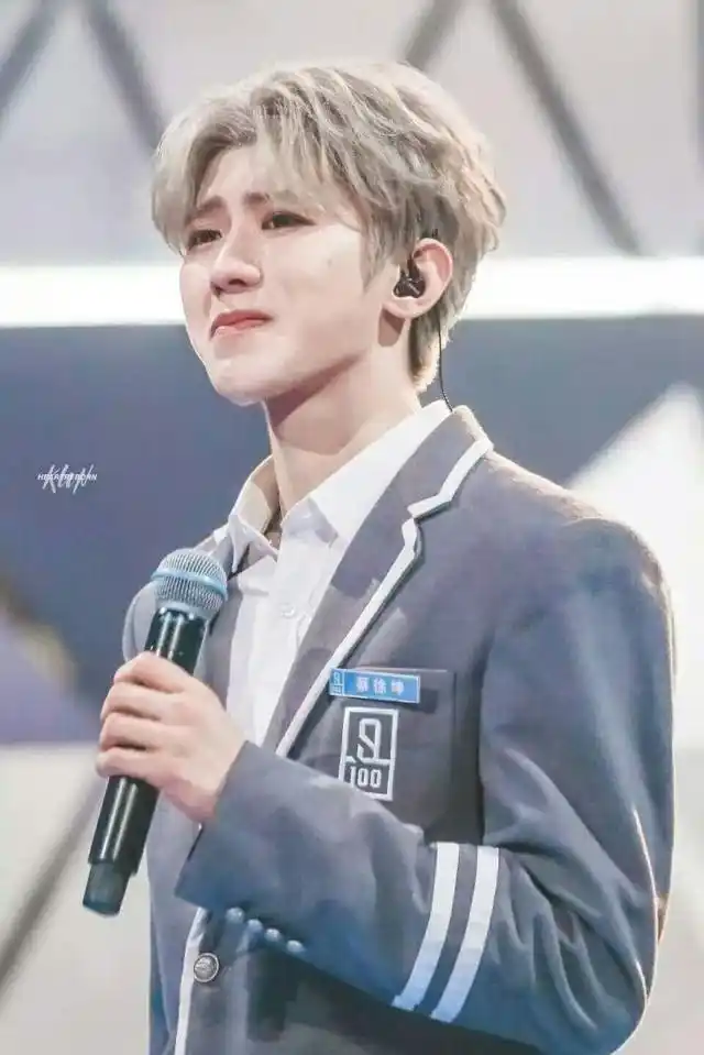 蔡徐坤流泪了,难以想象他到底背负了多少,真让粉丝心疼