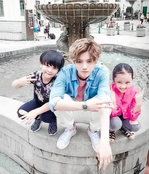 鹿晗在拍《甜蜜暴击》时被俩小孩萌化,一秒变身为大傻