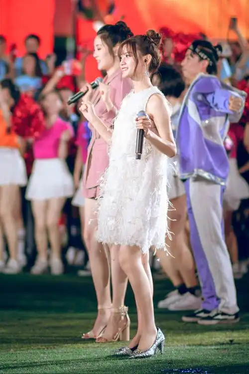 演出当晚,陈意涵身着一袭仙气十足的白色羽毛纱裙,搭配银色高跟鞋缓缓