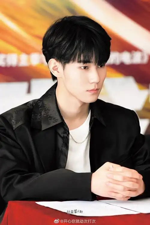 张真源穿黑色西装好板正啊!把黑西装给我焊在身上!|张真源_新浪新闻