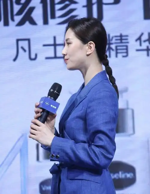 刘诗诗真是气质美人,穿裸粉色连衣裙甜美可爱,披肩卷发更显嫩