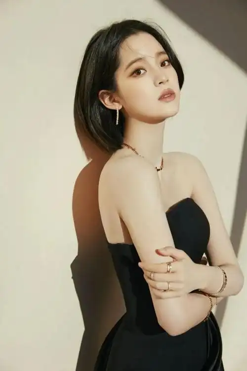 欧阳娜娜穿黑色抹胸短裙秀事业线21岁小露性感