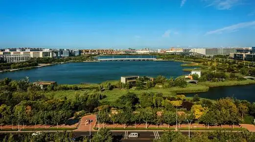 空港景观湖美景近年来,滨海新区全面落实河湖长制,以改善水环境质量为