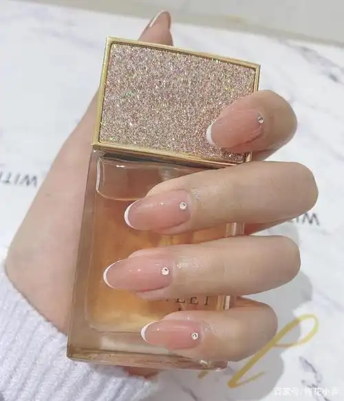 一组简单又好看的美甲图片