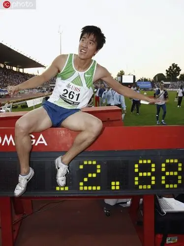 刘翔在110米栏比赛中以12秒88的成绩打破尘封13年之久的世界纪录