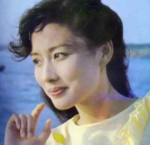 杜志国比郑卫莉大几岁与小12岁郑卫莉感情深