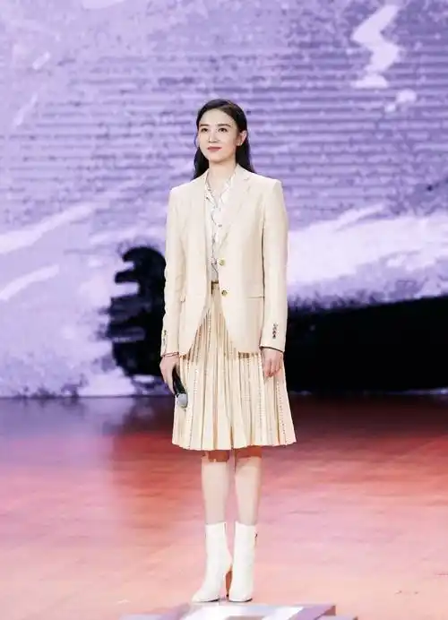 原创小舍得中的宋佳穿衣风格优雅知性私下穿粉色超短裙真嫩