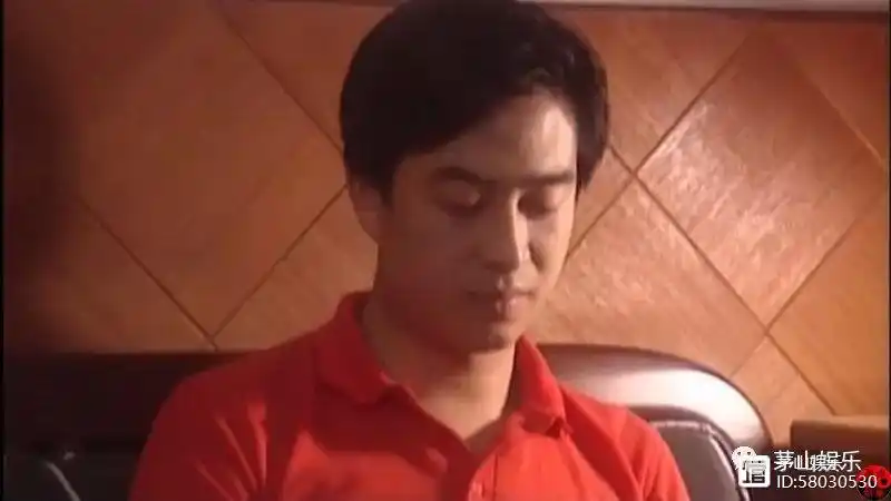 《道北人》剧照在剧中有这样一段场景:一贯高高在上的省长千金宁馨,在