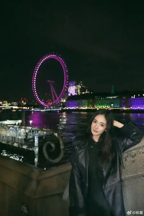 杨幂又来分享生活照了这次晒了海和椰树林真的好有生活气息