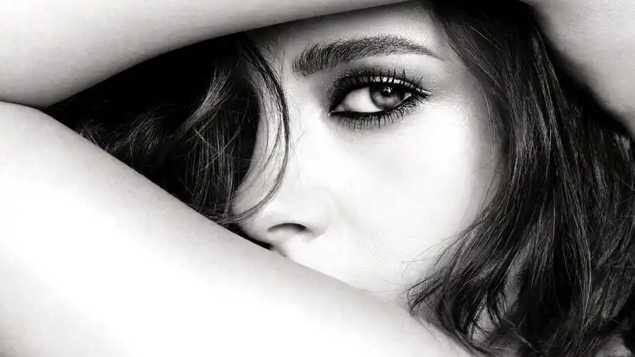 暮光女克里斯汀·斯图尔特唯美黑白大片桌面壁纸