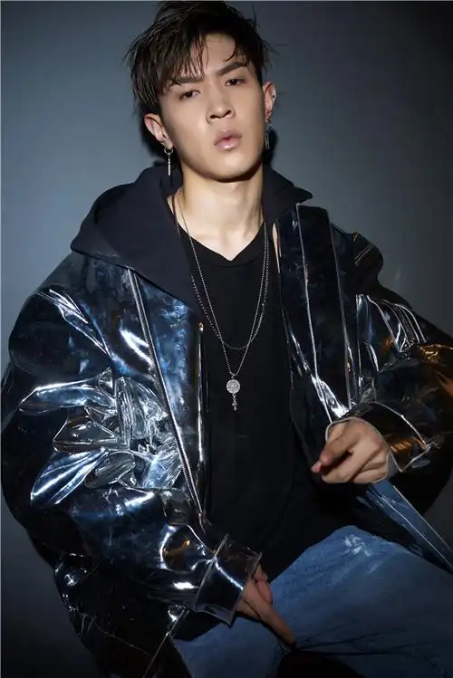 在"明日"中备受星推官华晨宇看好的马伯骞有着帅气阳光的外表,幽默