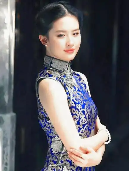 刘亦菲身着蓝色旗袍的这身造型,无疑是对东方传统美的最好诠释