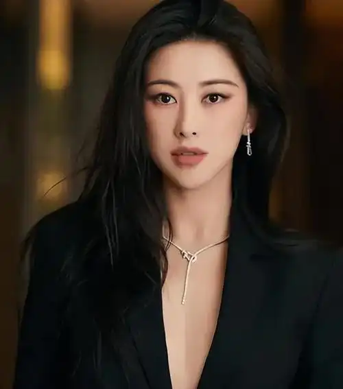 朱珠浪姐结束后去上学了,远离鲜花和掌声,她真的是一身反骨