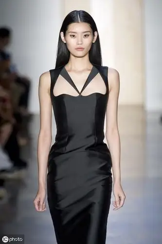 北京,2018嘉人中国风盛典(图片来自 ic photo) 中国名模奚梦瑶(图片