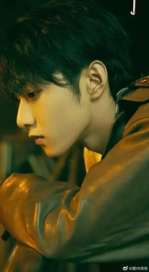 刘耀文白背心湿发大片#刘耀文成团三周年个人写真,竟然有白背心史发