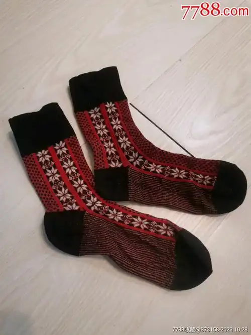 红色老尼龙袜子