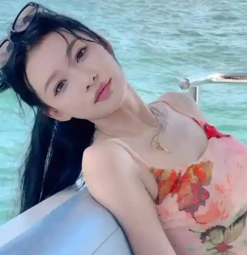 孙怡晒游艇游玩照,穿吊带泳衣展现身材,不受和藤光正恋情影响_董子健