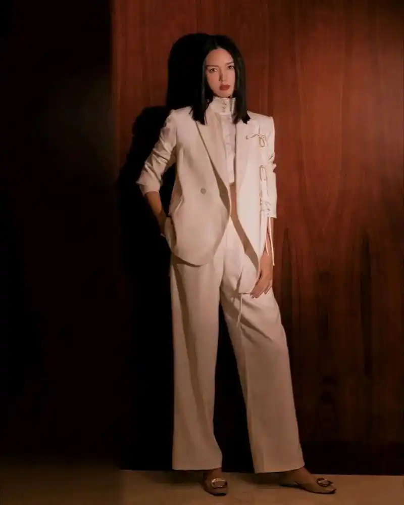 世界小姐张梓琳西装造型亮相 简约优雅展知性美不愧为"世界小姐"