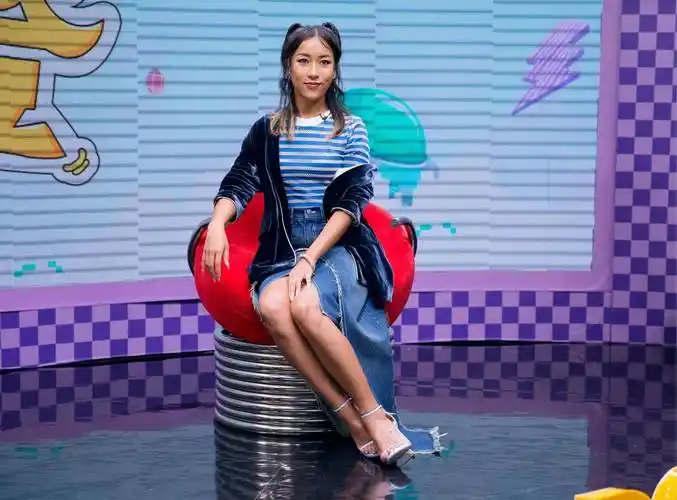 母亲很高兴自己的女儿和自己有相同的兴趣爱好,所以小时候的吉克隽逸