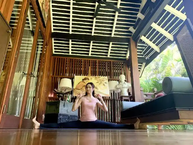 胡静晒瑜伽照健美裤配紧身背心美得高调大长腿秀一字马成焦点