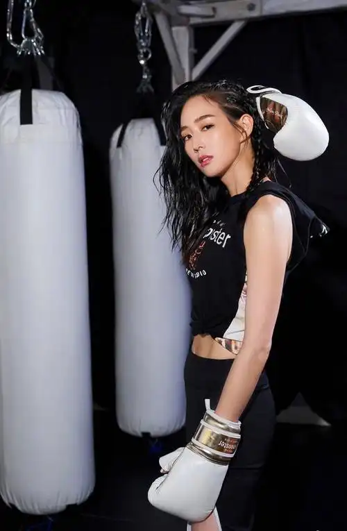 原创张钧甯穿运动装开叉包臀裙,大秀肌肉线条,拳击装拳击辫太带感!