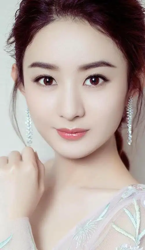 赵丽颖2月19日遛娃照曝光儿子身高暴增和颖宝牵手互动超有爱