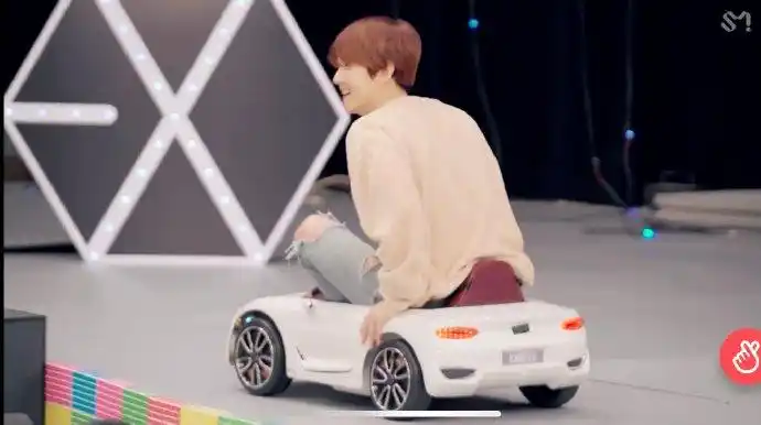 边伯贤考驾照的心酸路,犯错被教练狂训,现在是会开各种车的大佬