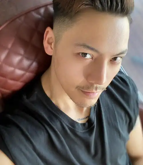 35岁陈伟霆久违营业,晒与侄女合照其乐融融,却被胡子抢镜