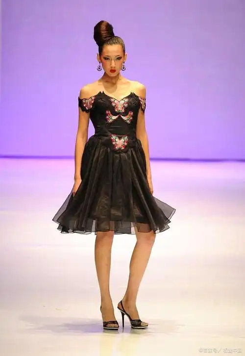 我们揭秘了时装秀的种种秘密,让我们更深入地了解这个璀璨的时尚世界