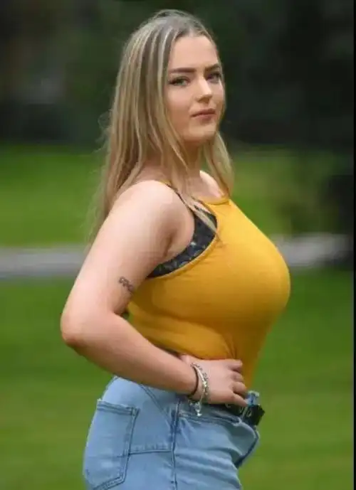 让amber决定做胸部收缩手术的根本原因是胸部过重对她的健康有害.