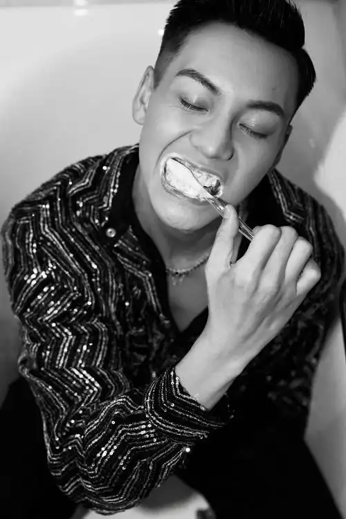 陈伟霆沉浸式浴室刷牙 歪头眼神杀荷尔蒙爆棚