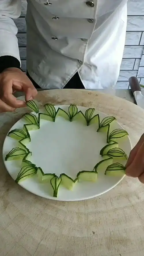 原来用黄瓜摆盘也这么美,厨师长真是以刀代笔啊!