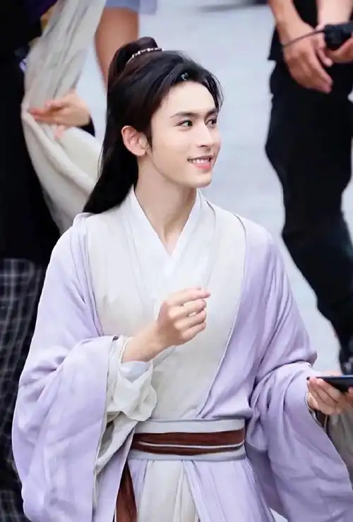 原本是游荡在人间的周子舒突然间就重新拥有了过去和未来