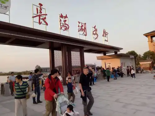 下午四点多到达长荡湖水街,停车场停满了各地游客的车辆.