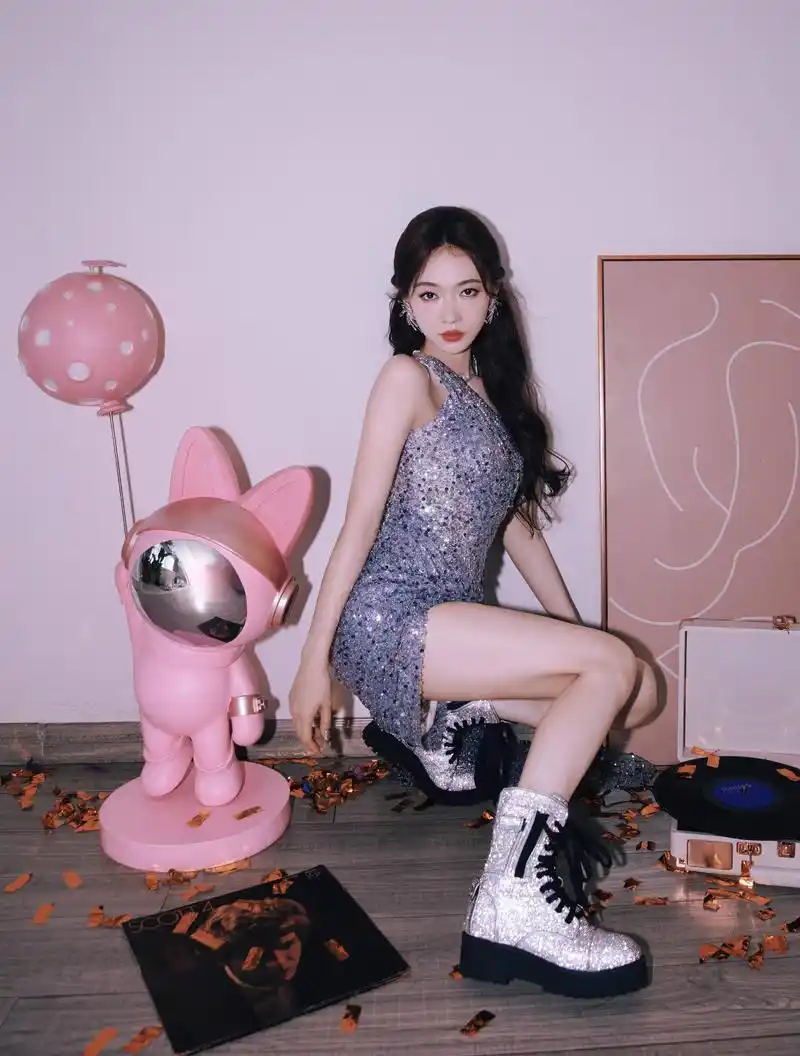 清新甜美!吴谨言白皙美腿大秀赤足站姿