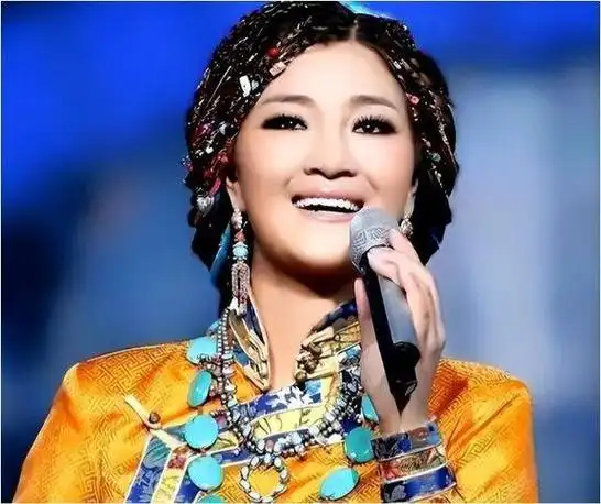 《西海情歌》,一举摘得全国少数民族歌唱大赛的最高荣誉——独唱金奖