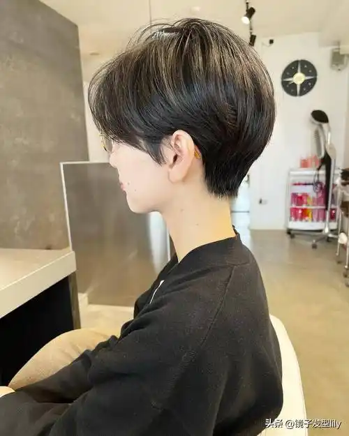 女士发型别乱剪,想美就选露耳短发,好看时尚不夸张