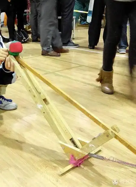 老师让孩子用易拉罐做高跷,一家子肚子都喝饱了,孩子手工作业太难做了