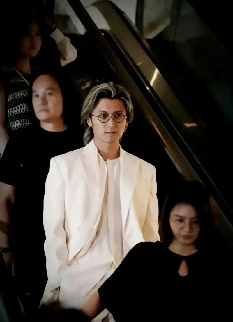 谢霆锋不愧是谢霆锋,最新红毯造型好帅啊.