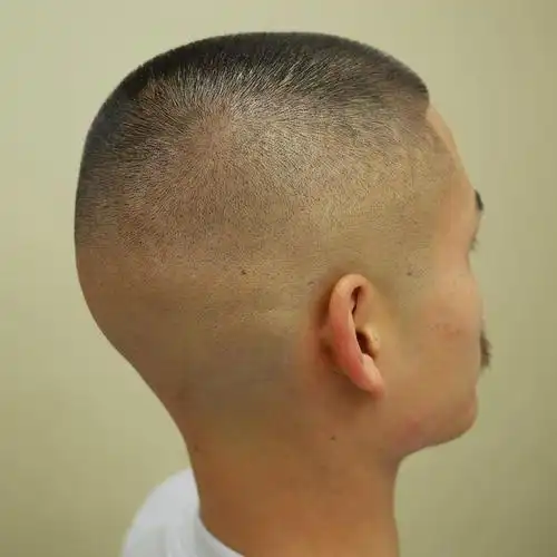 超短的男士寸头是一种经典而简洁的发型选择.