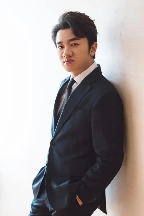 王祖蓝蓝色西装沉稳大气写真34