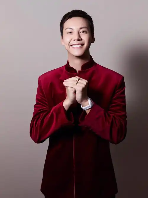 还蛮喜欢穿红衣服的饱饱的