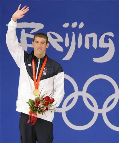 菲尔普斯站在领奖台上(图6)