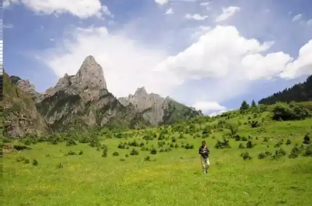 它是神奇的"香格里拉"秦岭最高峰:迭山措美峰,海拔4920米学术界,一般