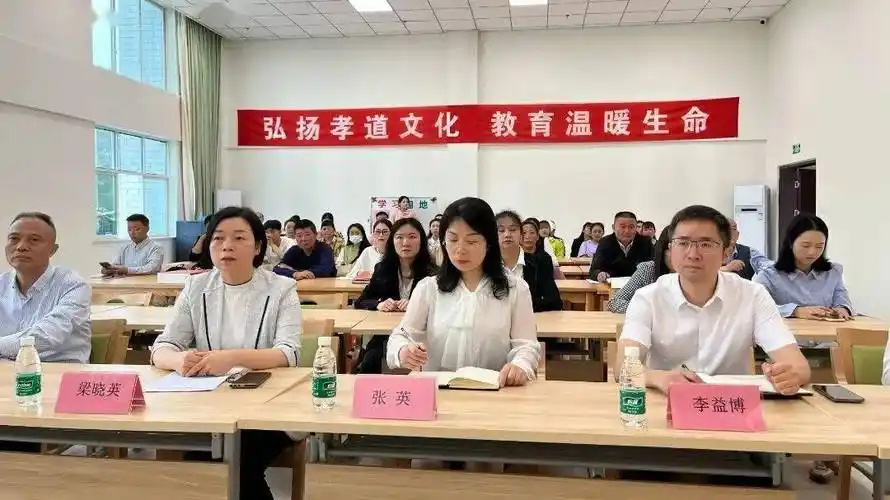 政府副县长梁晓英,县民政局局长张英,县民政局婚姻登记中心主任李益博