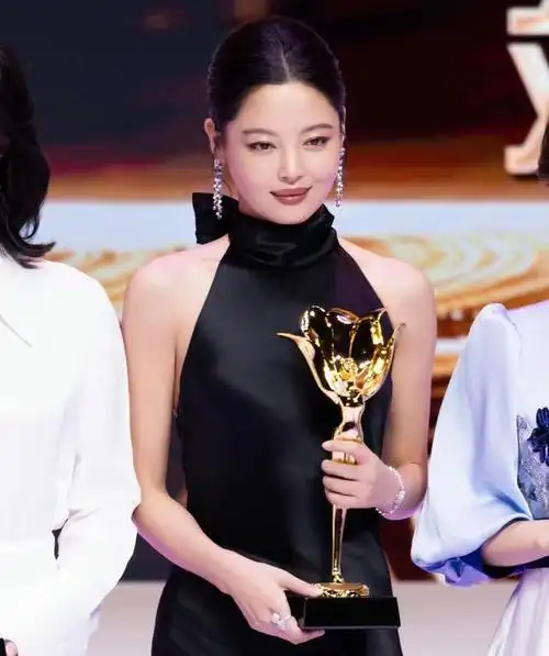 李沁挡不了,唐嫣压不住,她把"欲望"写脸上,观众却更爱了