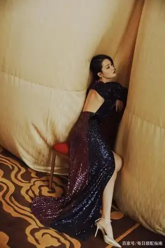 李沁这身造型真拼了!亮片大开叉长裙秀美腿,"露背杀"很抢镜