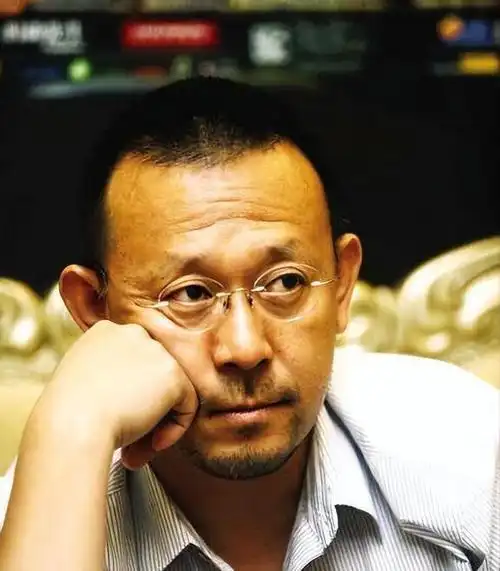 姜文是位才华横溢的演员,他在电影《芙蓉镇》中饰演了坚韧不拔的"